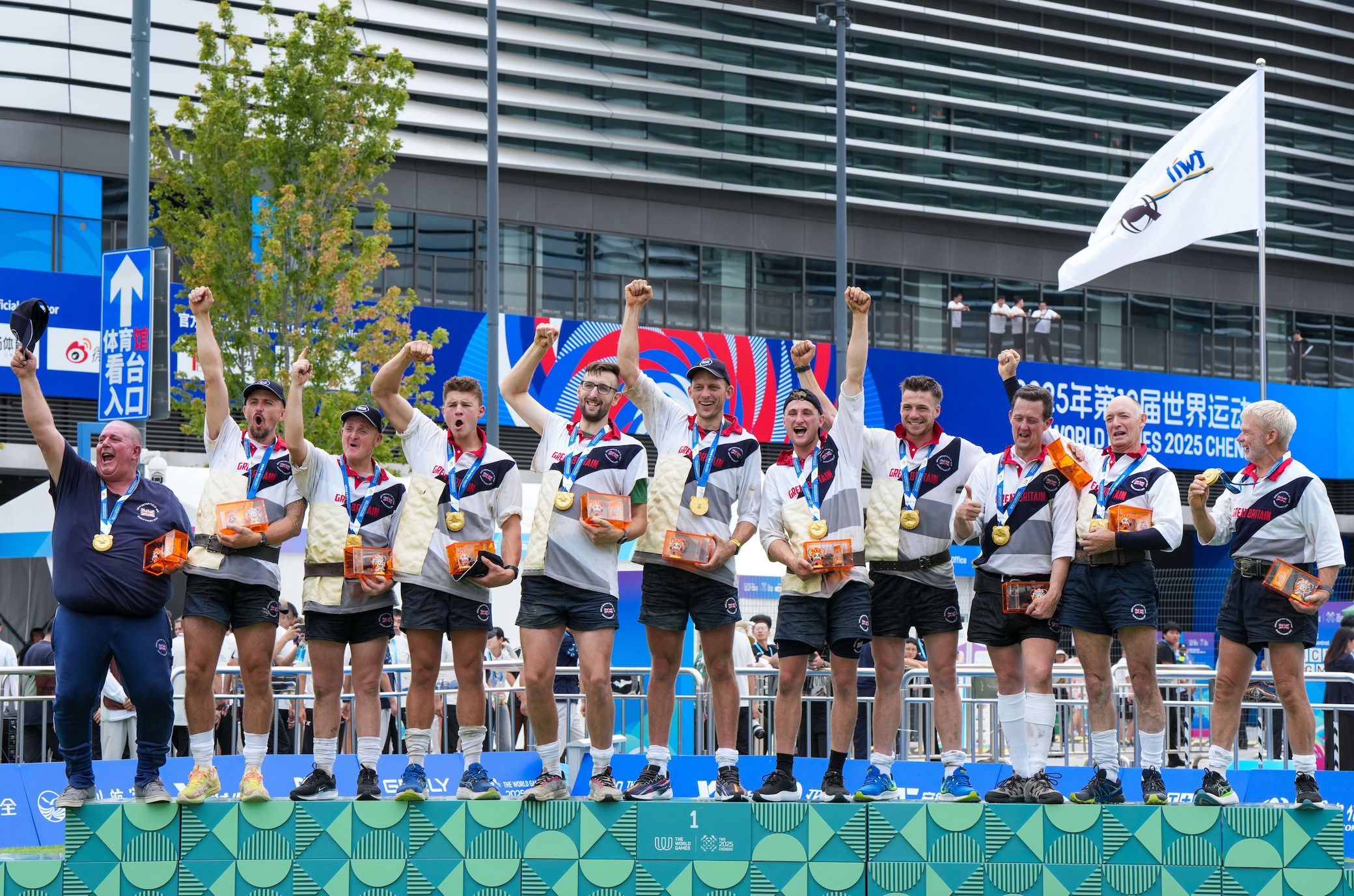 如汽车修理, 赛人员中, 月漫长