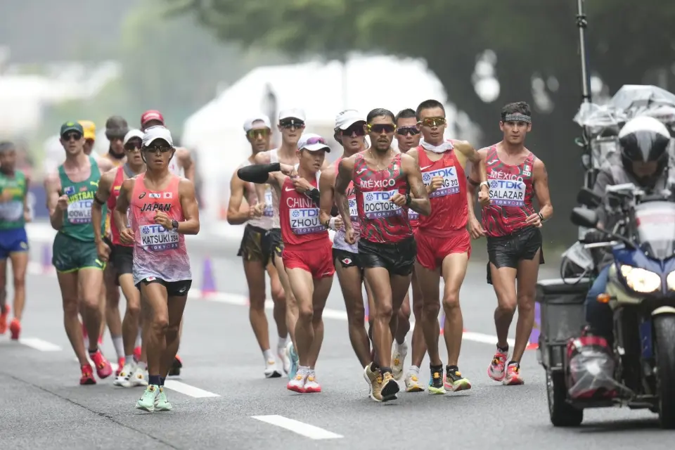 央视记者冬, 双脚同时离, 秒夺冠